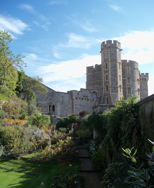 Blick auf Schloss Windsor mit Gärten